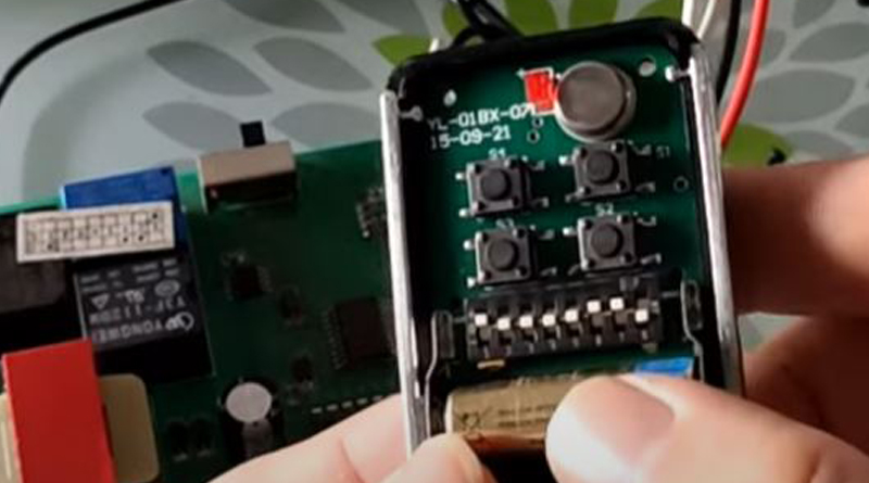 Thay pin remote cửa cuốn tại nhà