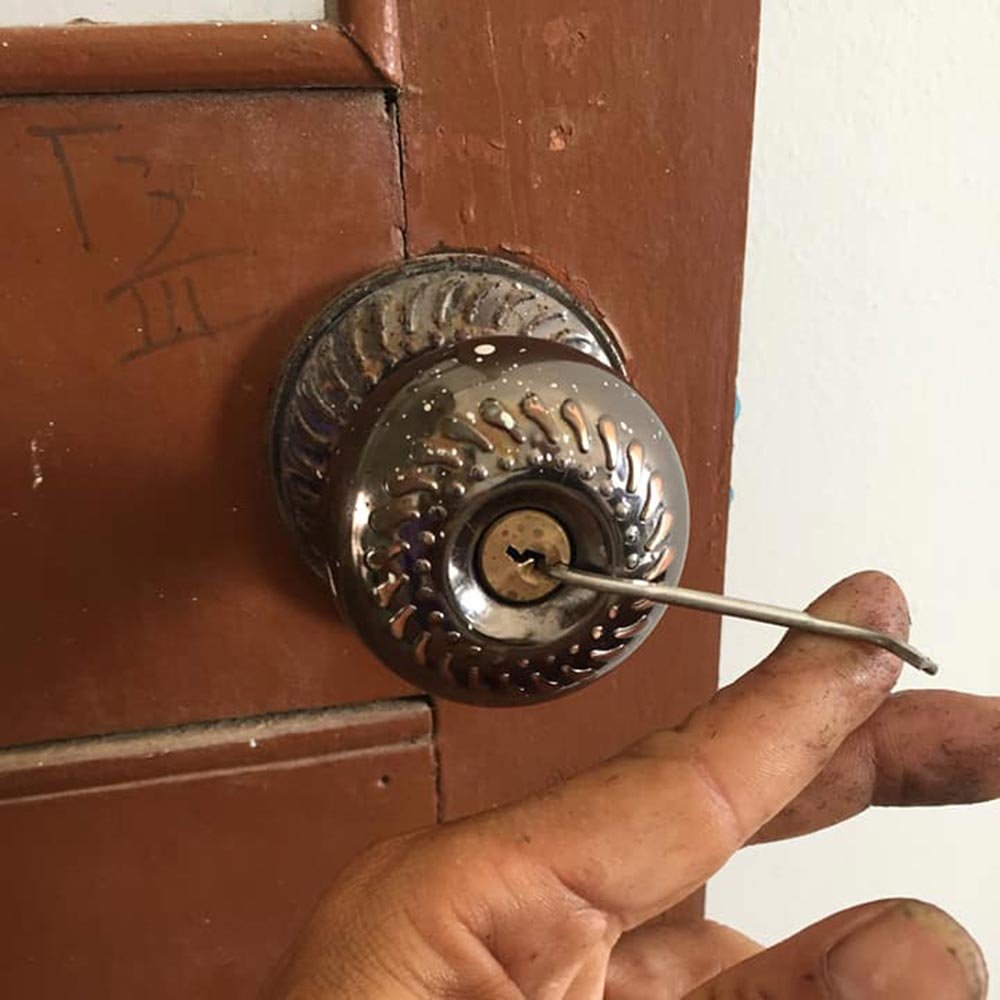 Ảnh minh họa cách mở khoá cửa bấm bị kẹt TP.Hồ Chí Minh - Hình 3
