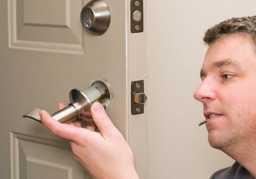 Ảnh minh họa cách mở khoá cửa bấm bị kẹt TP.Hồ Chí Minh - Hình 4