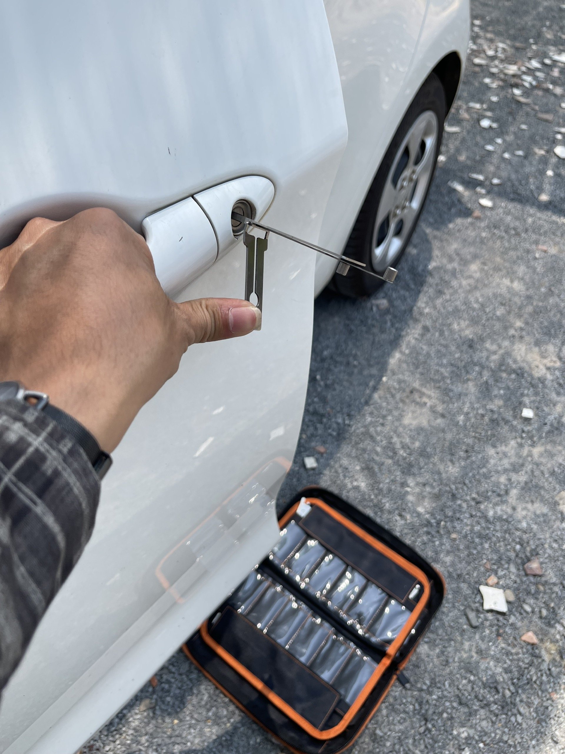 Ảnh minh họa cần thợ mở khoá cửa ô tô hồ Chí Minh - Hình 2